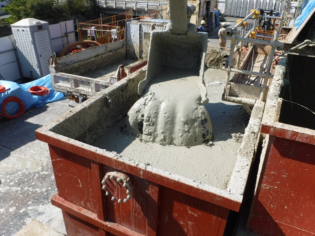 高含水泥土を攪拌ピットに投入する。