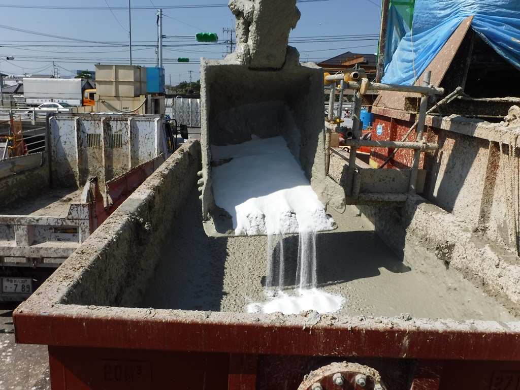 土壌改良剤MTシリーズを添加する。